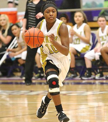 Image: K’Breona Davis(10) is on the move for the Lady Gladiators against Santo.