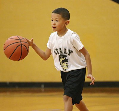 Image: Jayden Story(2) brings the ball up the court for Italy’s 1st-2nd grade boys team.