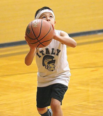Image: Ramzi Holt(9) warms up before Italy’s 1st-2nd grade boys game against Clifton.