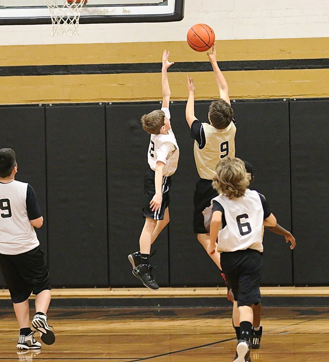 Image: Italy White’s Kort Holley(2) skies high in an attempt to slow down Italy Gold’s Grant Hamby(9). Hamby finished with 16-points while Holley put in 15-points in their team’s final games of the 2015 season.