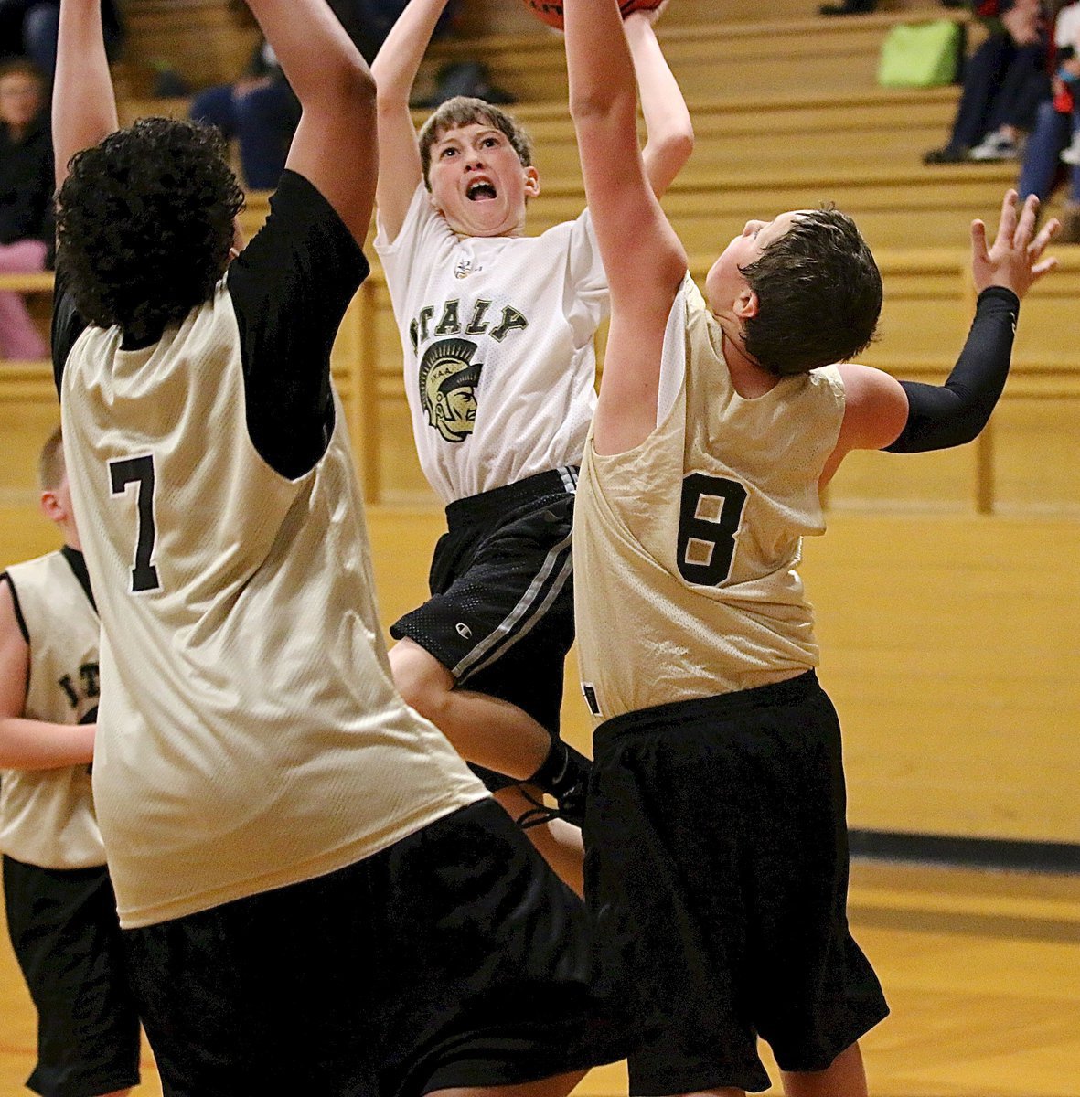 Image: Kort Holley(2) does not shy away from challenging Italy Gold’s big men with Evan Cunningham(7) and Jayden Saxon(8) challenging Holley’s layup try.