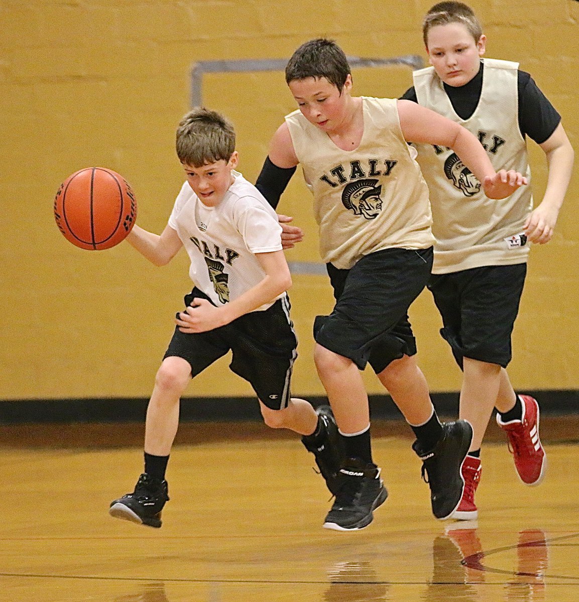 Image: Italy White’s Kort Holley(2) advances the ball out of the paint with Italy Gold’s Jayden Saxon(9) and Brian Haake(1) tracking the ball.