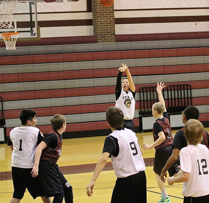 Image: Jayden Saxon(8) knocks down a 3-pointer for Italy.