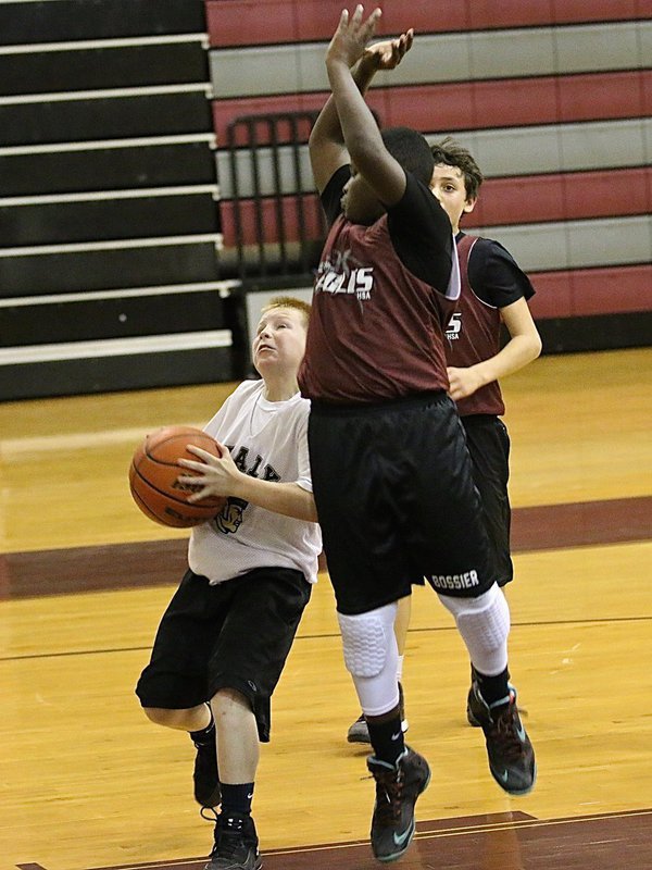 Image: Somehow, someway, Italy’s Ty Cash(10) gets this layup up and in for 2-points.