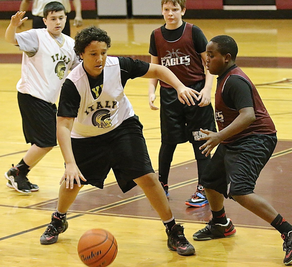 Image: Evan Cunningham(7) makes a move toward the basket.