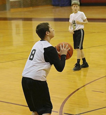 Image: Jayden Saxon(8) receives a pass from teammate Kort Holley(2) and then launches a three-ball.