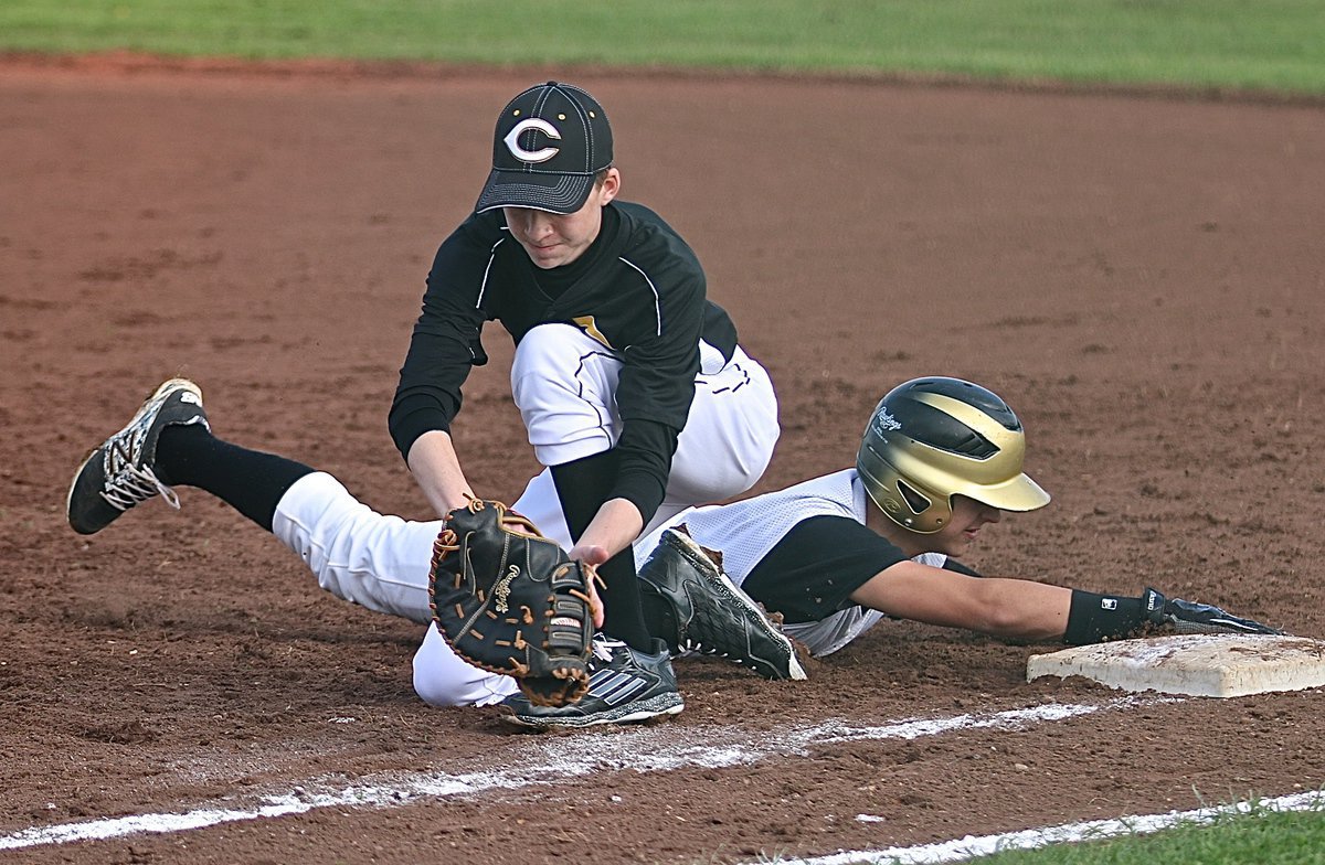 Image: Italy’s Gary Escamilla makes it back to the bag during JV action.