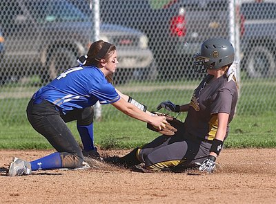 Image: Italy’s Hannah Washington(8) catches the back corner of the third-base bag to avoid the tag attempt by Frost.