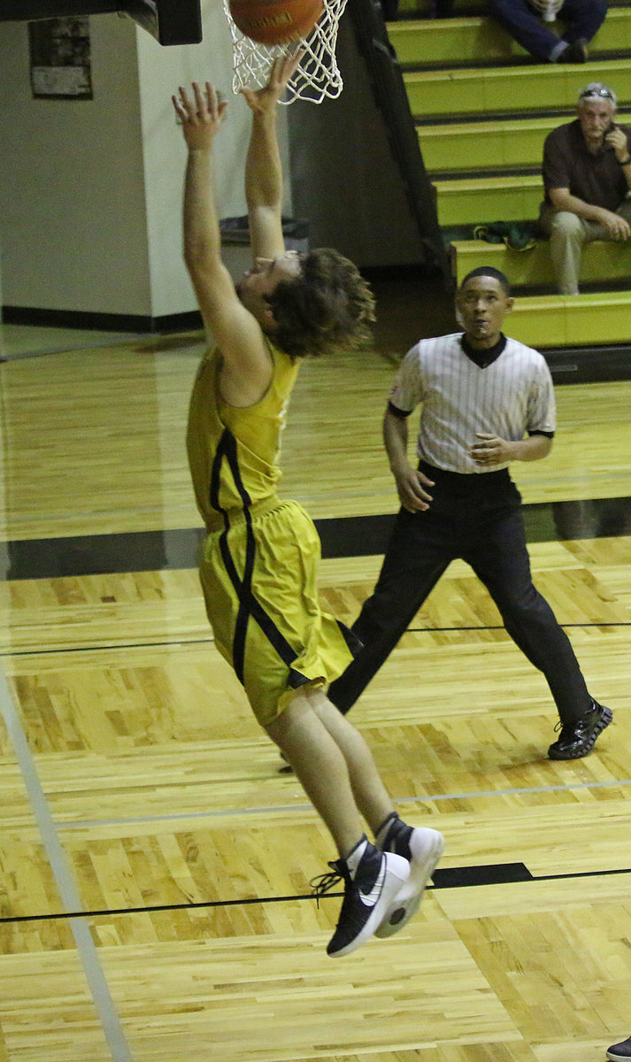 Image: Italy Gladiator Ryan Connor(2) finishes the fast break with a layup to beat the Gators down the floor.