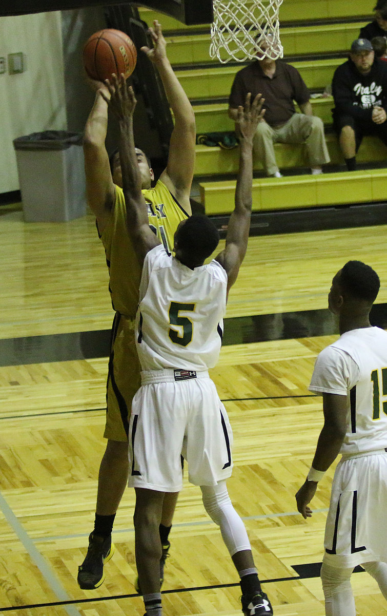 Image: Italy’s David De La Hoya(21) drives the baseline and pulls up for a shot over a Gateway defender.