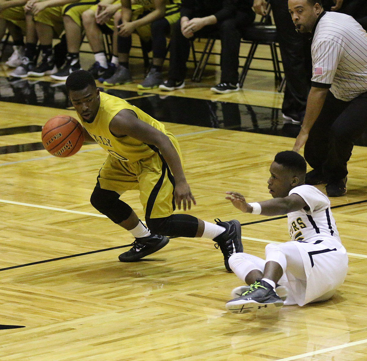 Image: A hustling Kendrick Norwood(10) comes up with the loose ball for Italy and leaves a fallen Gator in his dust.