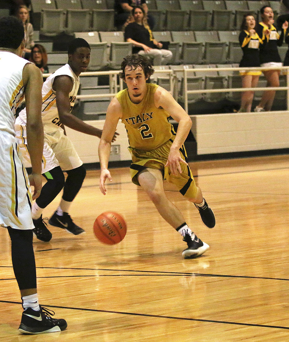 Image: Ryan Connor(2) dribbles and drives into the paint to put up a shot against Itasca.