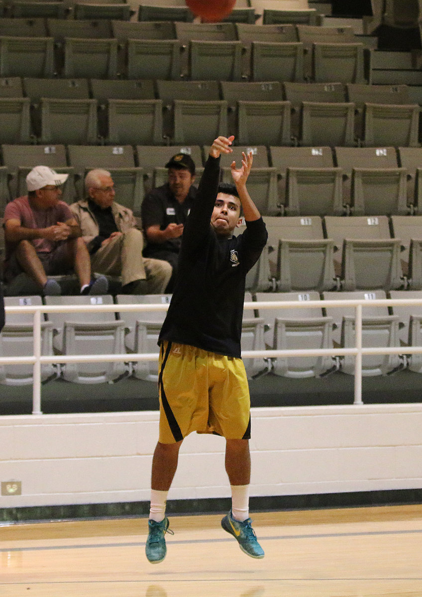 Image: Italy Gladiator Jorge Galvan warms up during halftime as he shows off the range.