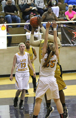 Image: Italy’s Shercorya Chance(33) powers her way to the basket over a Lady Hornet defender.