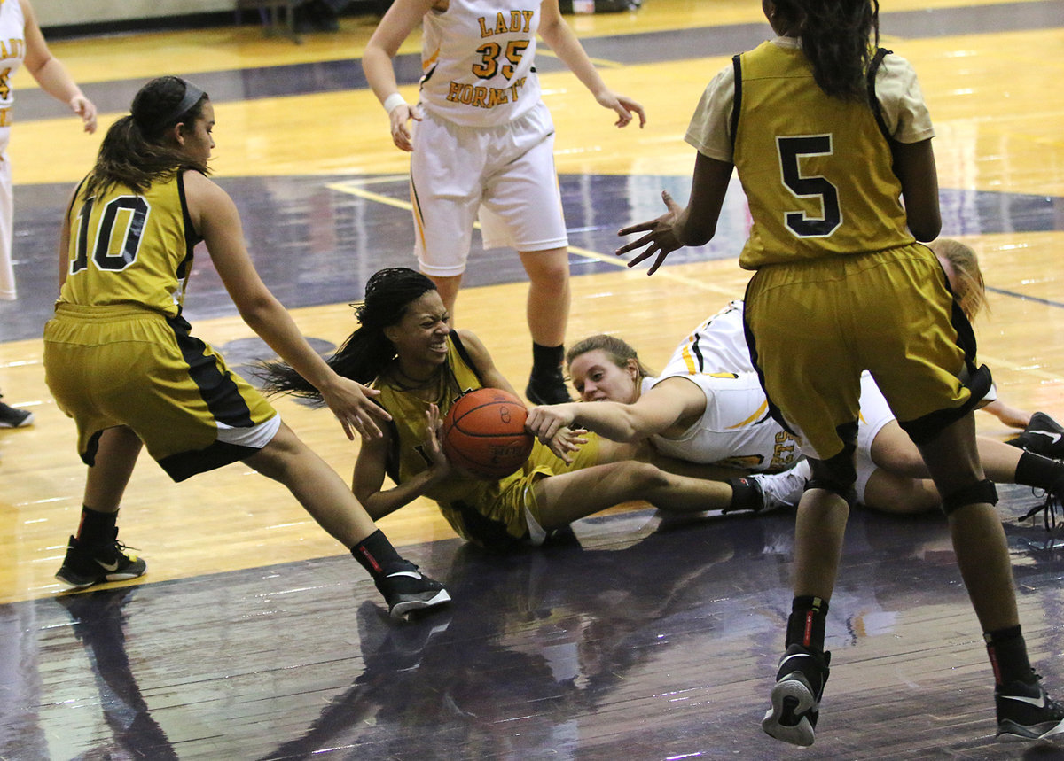 Image: Italy’s Ta’Keya Pace(12) fights for a loose ball as teammates April Lusk(10) and Janae Robertson(5) come to her aid.