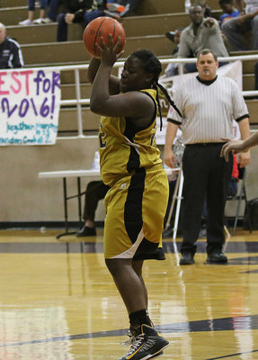 Image: Senior Lady Gladiator Taleyia Wilson(22) catches the pass in the high post and then looks for a teammate.