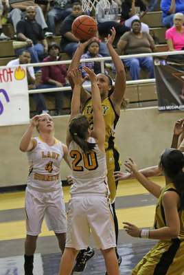 Image: Italy’s Emmy Cunningham(2) rises up to get a shot off over a Lady Hornet defender.