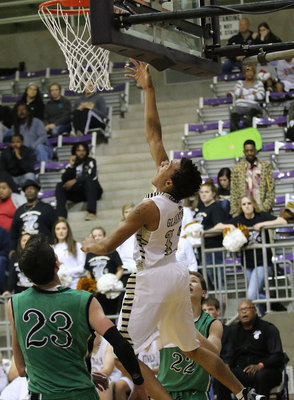 Image: Gladiator Keith Davis II (13) executes a reverse layup attempt late in the contest against Valley View.