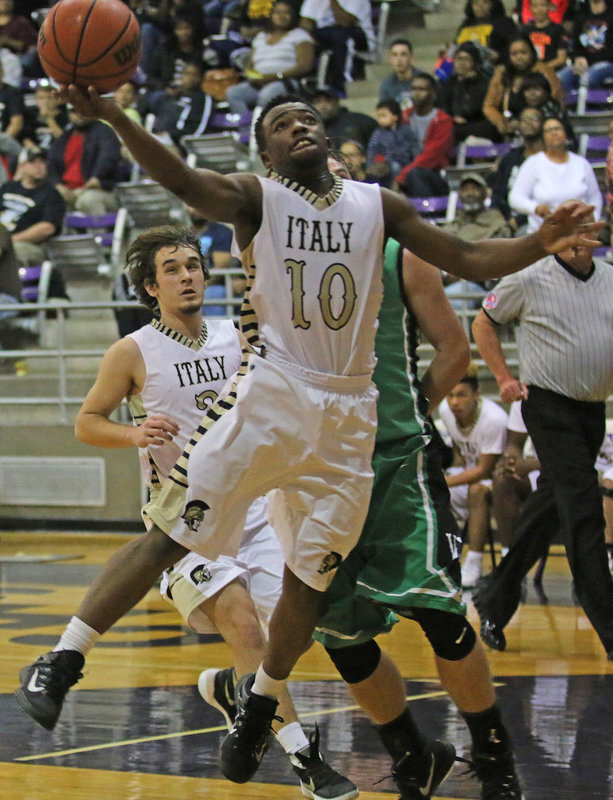 Image: Italy’s Kendrick Norwood(10) attacks the basket during the second-half of the bi-district showdown against Valley View.