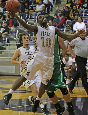 Image: Italy’s Kendrick Norwood(10) attacks the basket during the second-half of the bi-district showdown against Valley View.