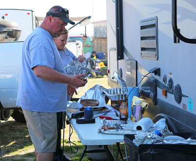 Image: Brian and Darla Morgan of Italy get their brisket ready for the final judging.