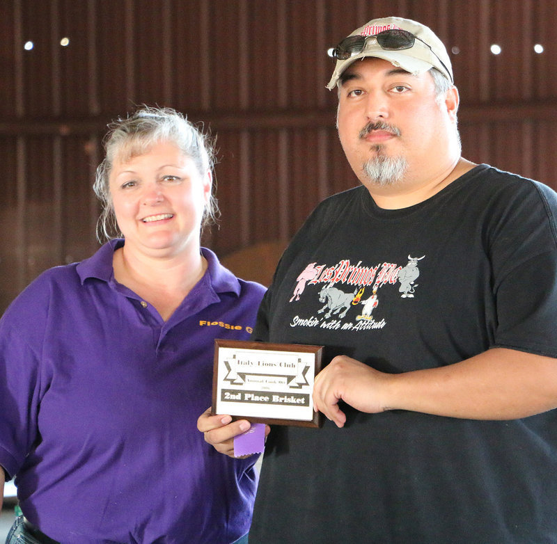 Image: Italy Lions Club member Flossie Gowin presents Anthony Hernandez with his 2nd Place plaque and his participation ribbon. 2nd Place paid $126.00. Mr. Hernandez was the 2016 BBQ Cook-off Reserve Grand Champion.