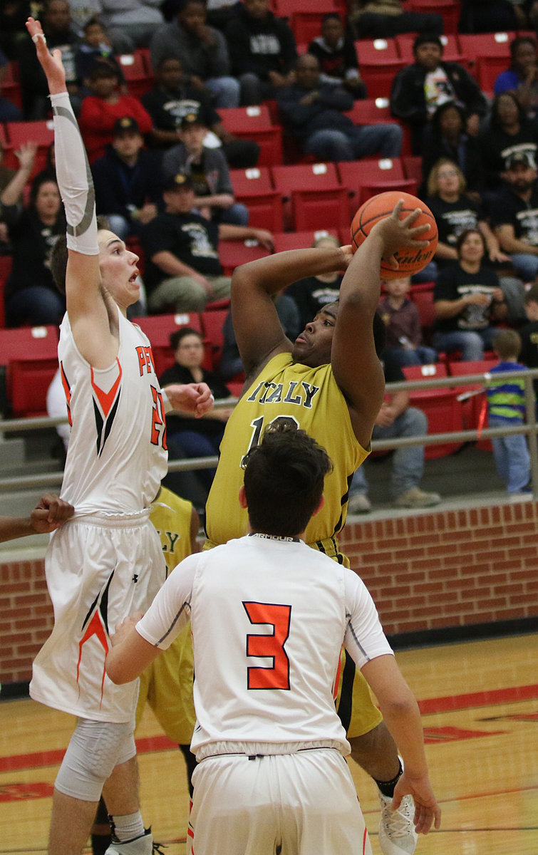 Image: Italy Gladiator Kenneth Norwood takes a shot against Petrolia.