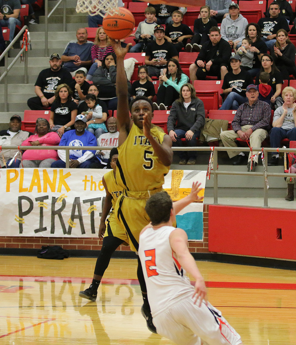 Image: Italy’s Kevin Johnson attacks the basket with ease over a Petrolia defender.