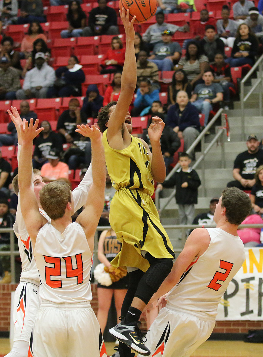 Image: Italy’s Keith Davis II slices thu the Petrolia defense to get up a shot.