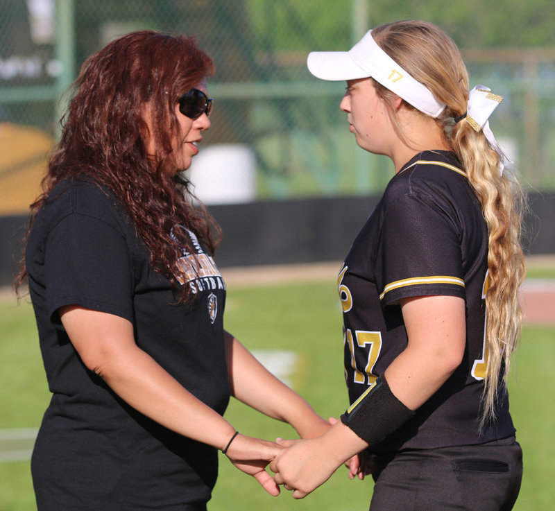 Image: Italy Lady Gladiator head coach Tina Richards shares encouraging words with her first-baseman, and daughter, Brycelen Richards(17).