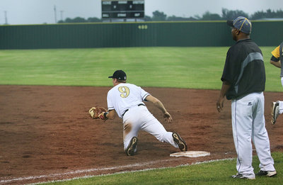 Image: Italy Gladiator first-baseman Clay Riddle(9) lays out to secure the catch for an out against Itasca.
