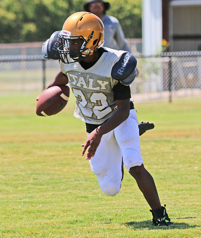 Image: Kevin Johnson #22 rushes for back-to-back touchdowns late in the scrimmage.