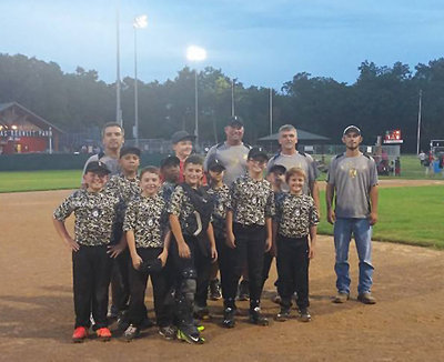 Image: One more team photo of the Italy Gladiators 10u Baseball players and coaches.