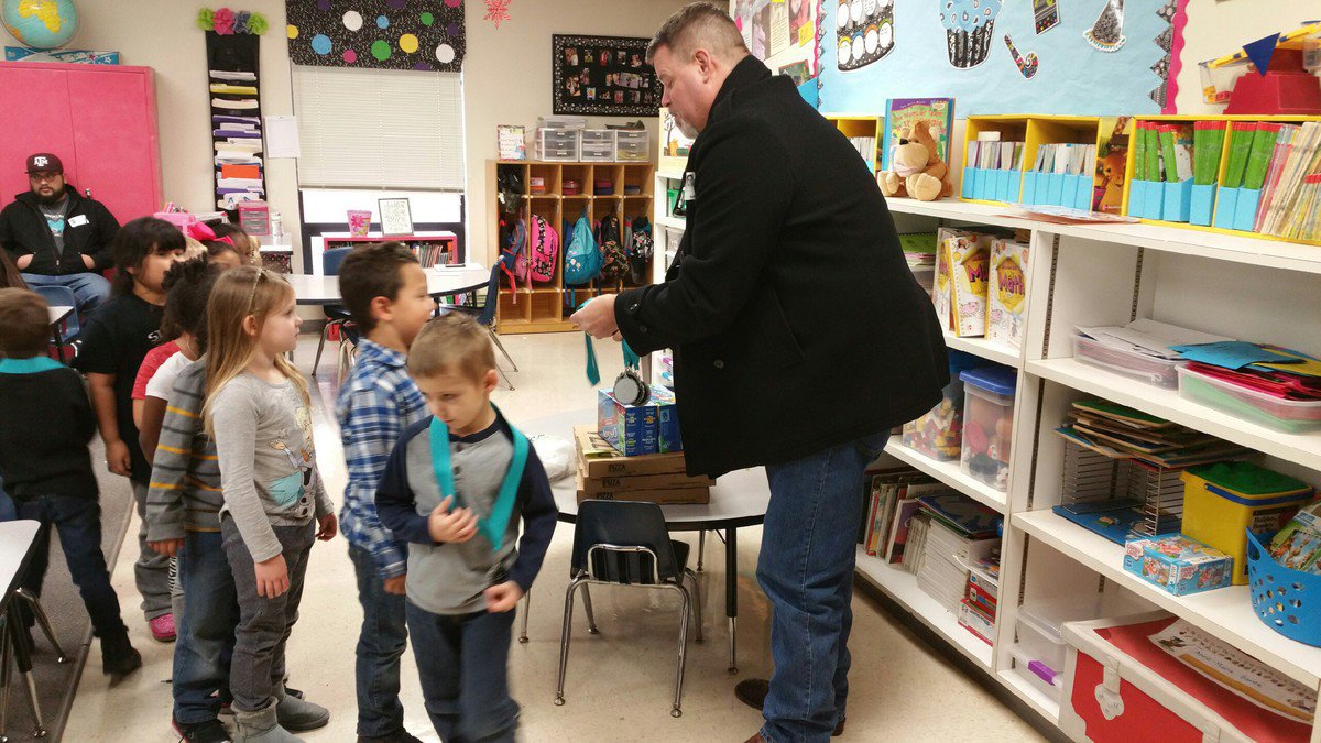Image: Michael Buss, Carter’s consultant for Italy ISD, passes out medals to Mrs. Nelson’s class.