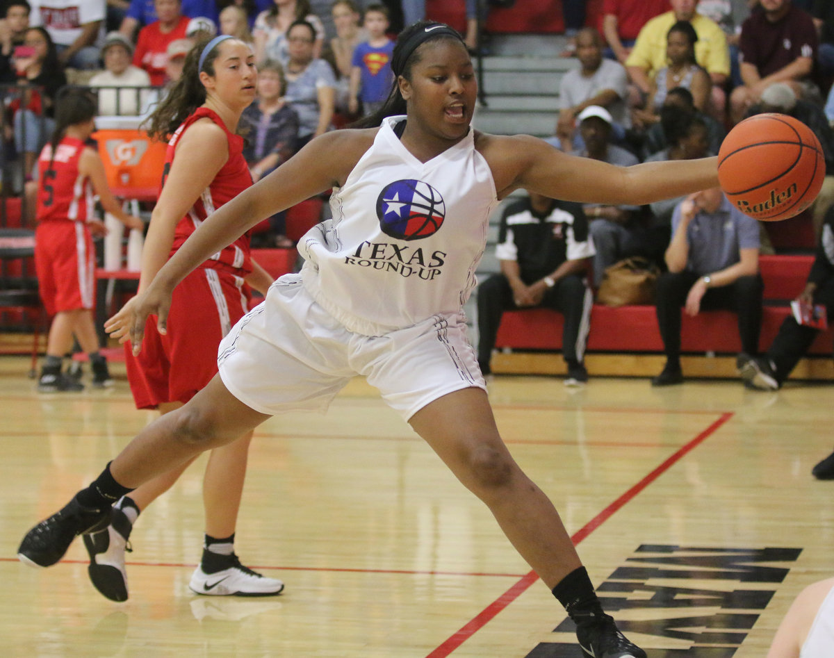 Image: Italy senior Aarion Copeland (2$) attempts to save a loose ball from going out of bounds while putting her athleticism on display.